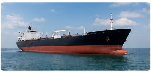 Kapal kargo di laut